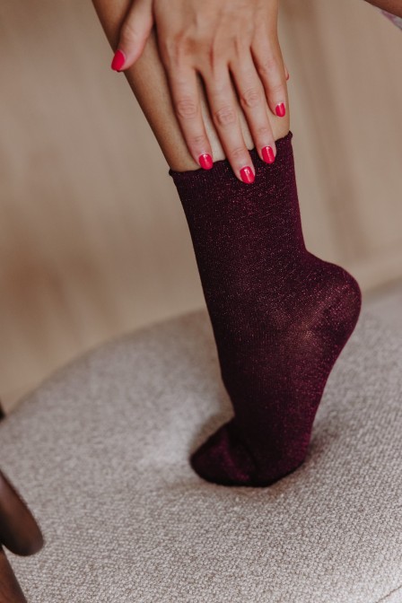 Zoom sur les chaussettes paillettes.