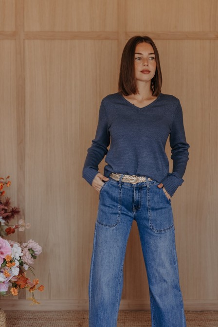 Femme avec un pull.