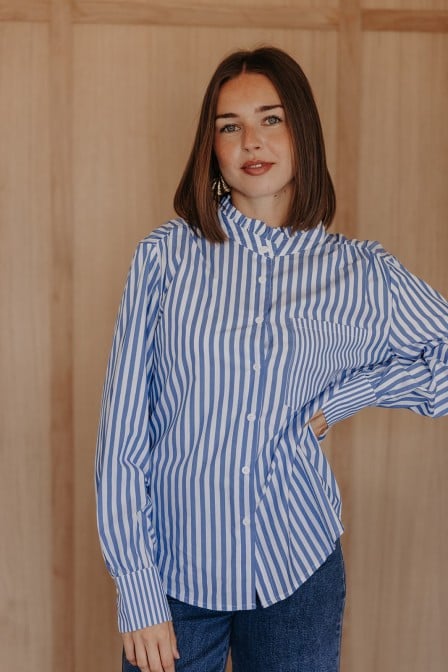 Femme avec une chemise rayée.