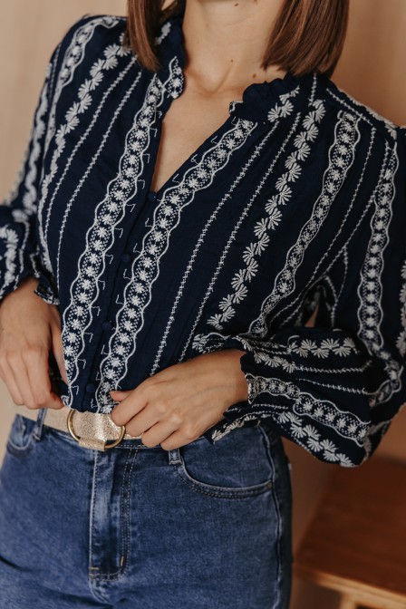 Femme avec une blouse brodée.