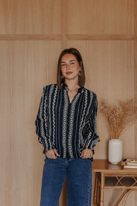 Femme avec une blouse brodée.