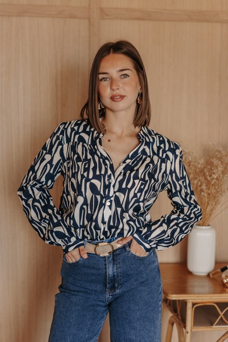 Femme avec une chemise.