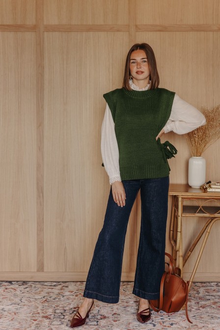 Femme avec un pull. Femme avec un pull.