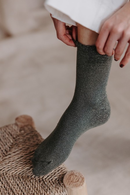 Zoom sur les chaussettes à paillettes. Zoom sur les chaussettes à paillettes.