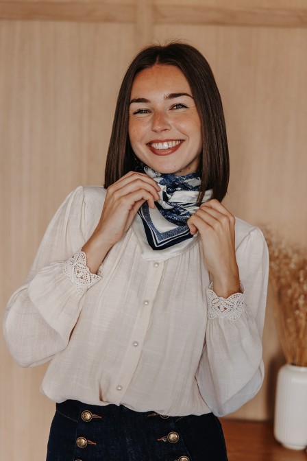 Femme qui tient un foulard. Femme qui tient un foulard.