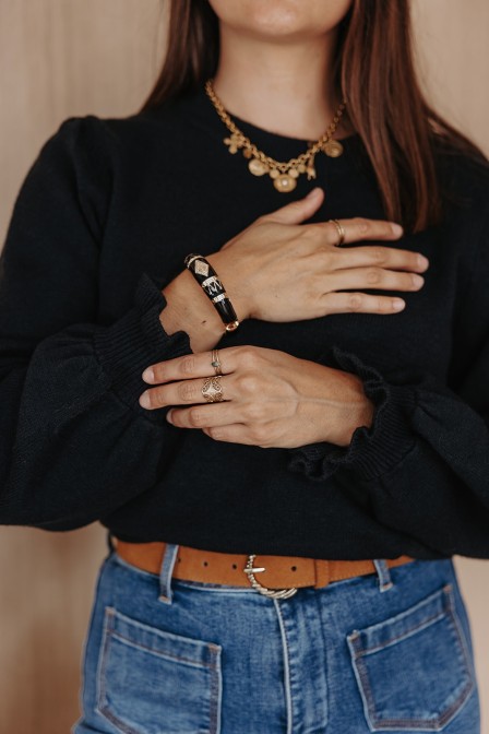 Femme avec un pull. Femme avec un pull.