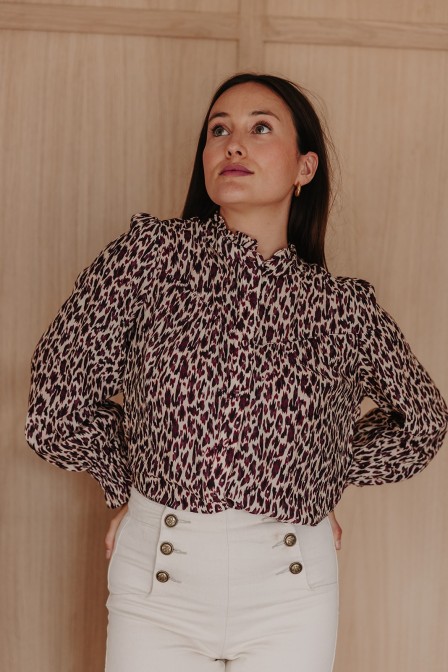 Femme avec une blouse.