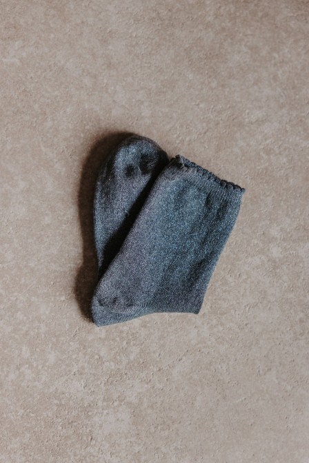 Femme avec des chaussettes.