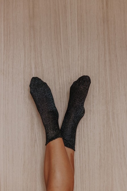 Femme avec une paire de chaussettes. Femme avec une paire de chaussettes.