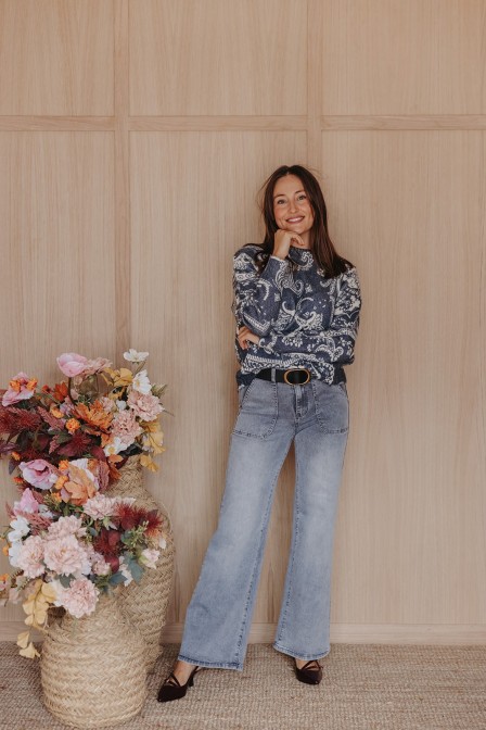 Femme avec un denim gris.