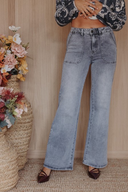 Femme avec un denim gris.