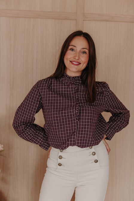 Femme avec une chemise à carreaux.