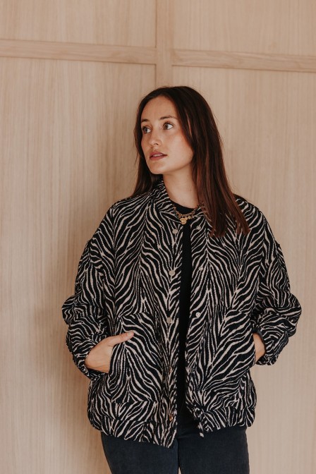 Femme avec un bombers. Femme avec un bombers.