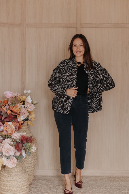 Femme avec un bombers. Femme avec un bombers.