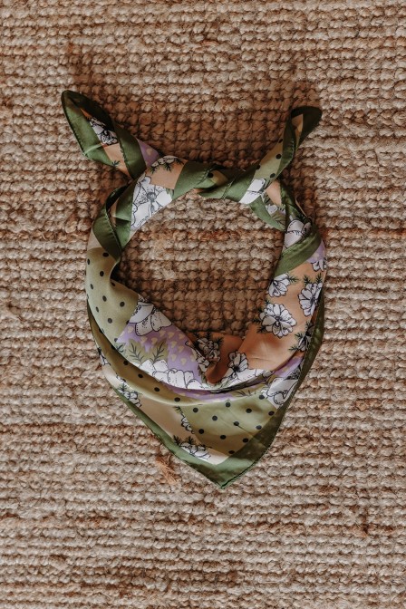 Femme qui tient un foulard. Femme qui tient un foulard.