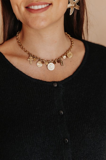 Femme avec un pull noir.