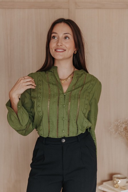 Femme avec une blouse. Femme avec une blouse.
