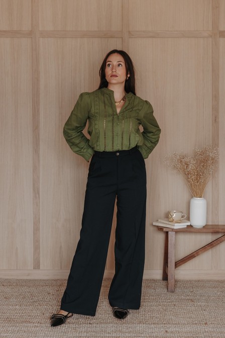 Femme avec un pantalon.