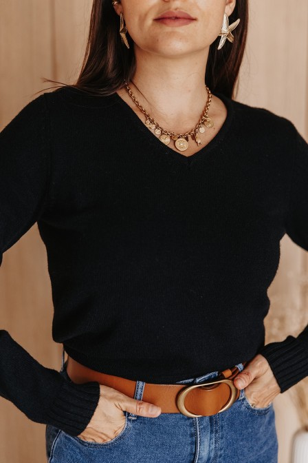 Femme avec un pull noir.
