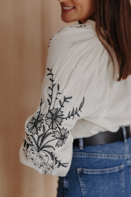 Femme avec une blouse. Femme avec une blouse.