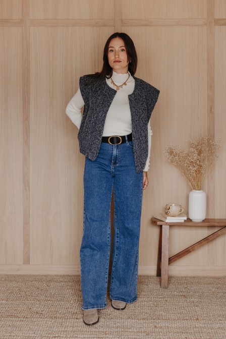 Femme avec une veste sans manches. Femme avec une veste sans manches.
