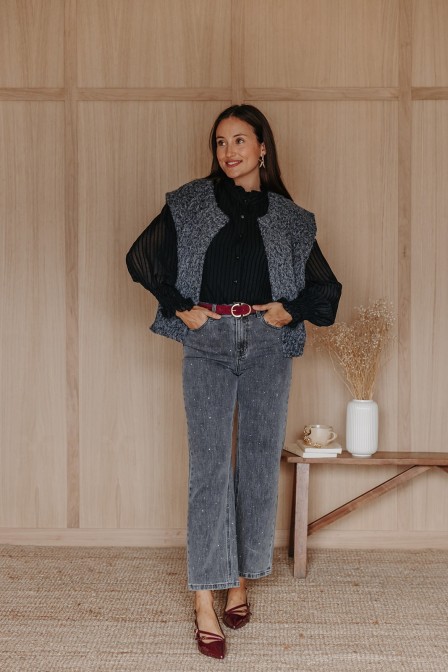 Femme avec un jean.