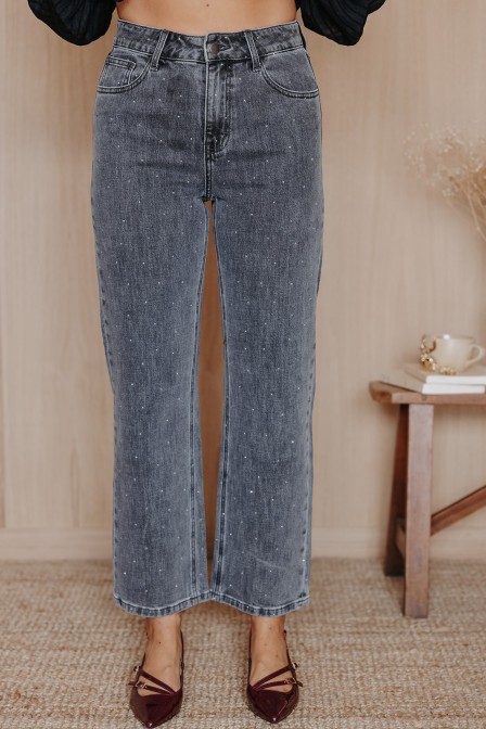 Femme avec un jean.