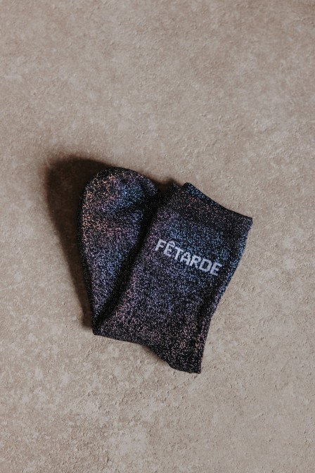 Femme avec des chaussettes à paillettes. Femme avec des chaussettes à paillettes.