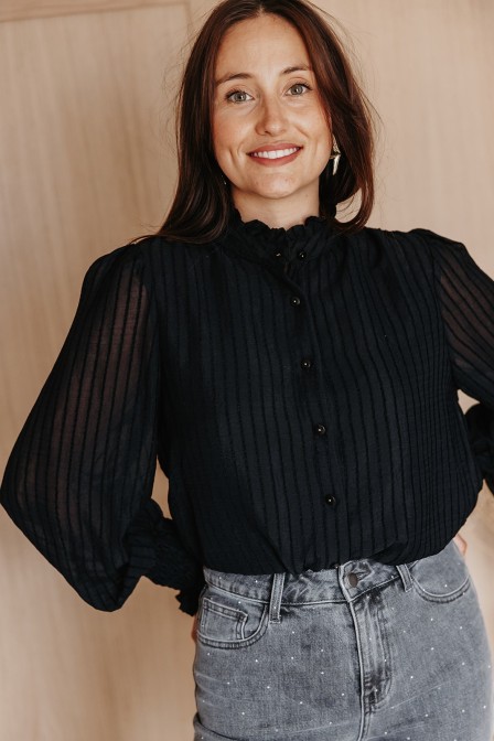 Femme avec une chemise noire.
