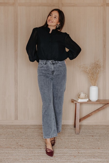 Femme avec une chemise noire.