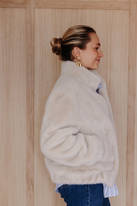 Femme avec une veste. Femme avec une veste.