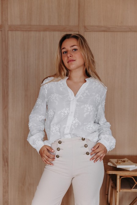 Femme avec une chemise.