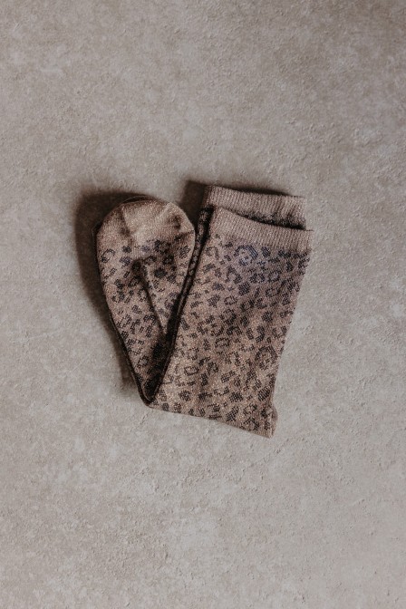 Femme avec des chaussettes.