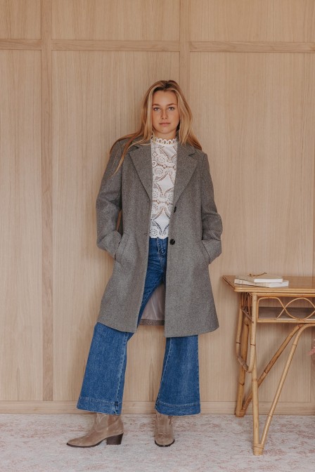 Femme avec un manteau long. Femme avec un manteau long.