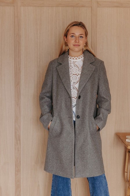 Femme avec un manteau long. Femme avec un manteau long.