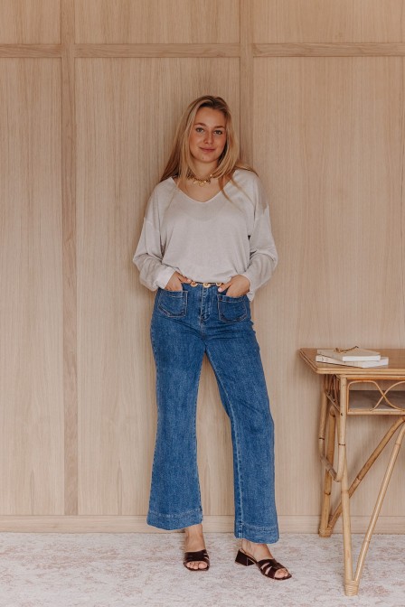 Femme avec un top uni. Femme avec un top uni.