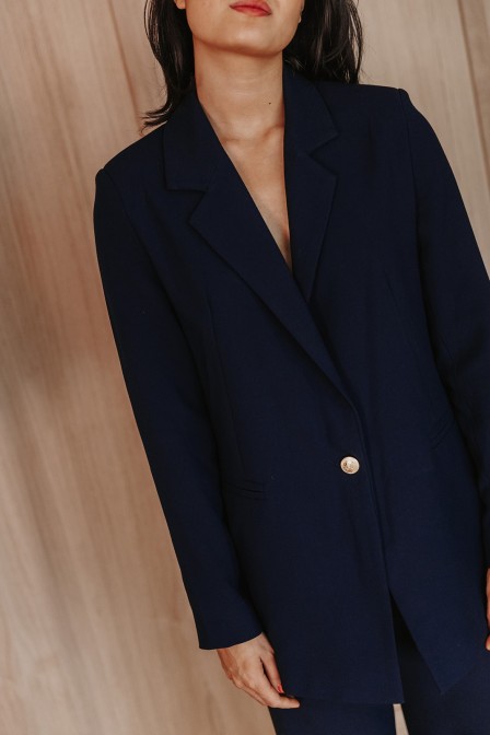 Femme avec un blazer.