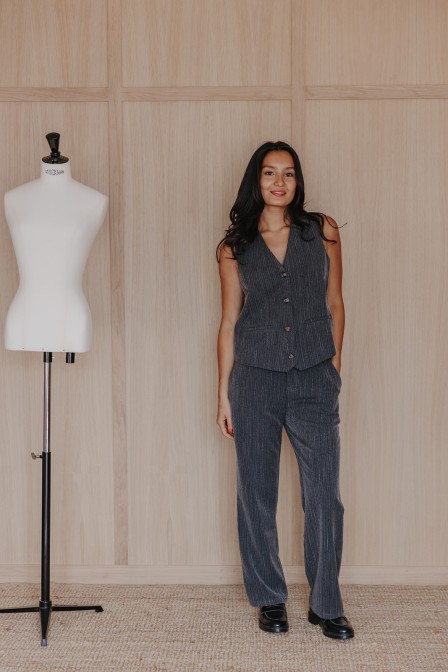 Femme avec un gilet.