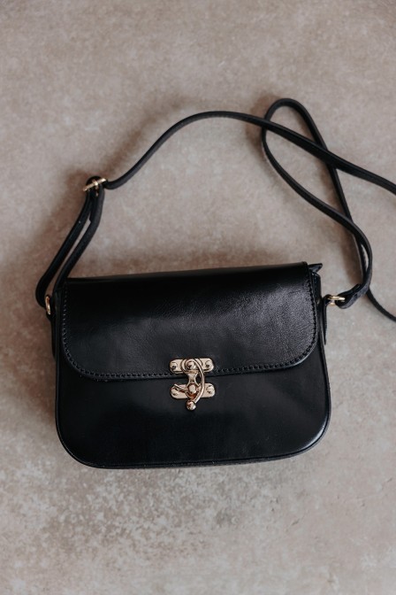Sac noir posé.
