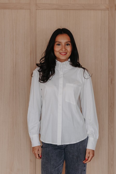 Femme avec une chemise.