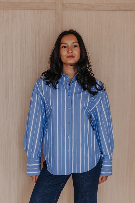 Femme avec une chemise.