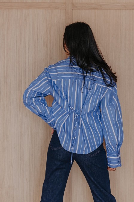 Femme avec une chemise. Femme avec une chemise.