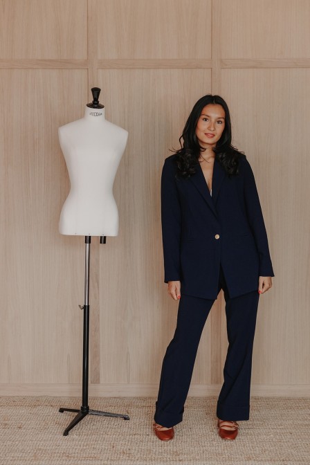 Femme avec un pantalon. Femme avec un pantalon.