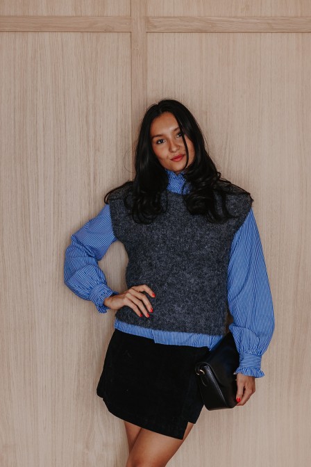 Femme avec un pull gris. Femme avec un pull gris.
