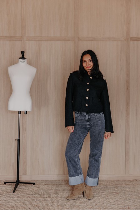 Femme avec une veste.