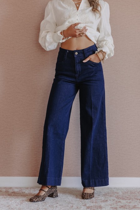Femme avec un denim brut.