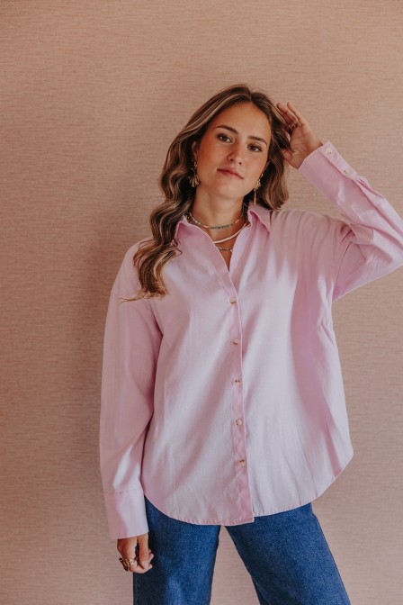 Femme avec une chemise rose.