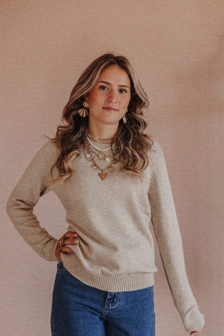 Femme avec un pull.