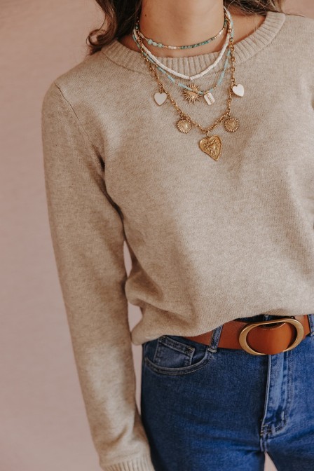 Femme avec un pull.