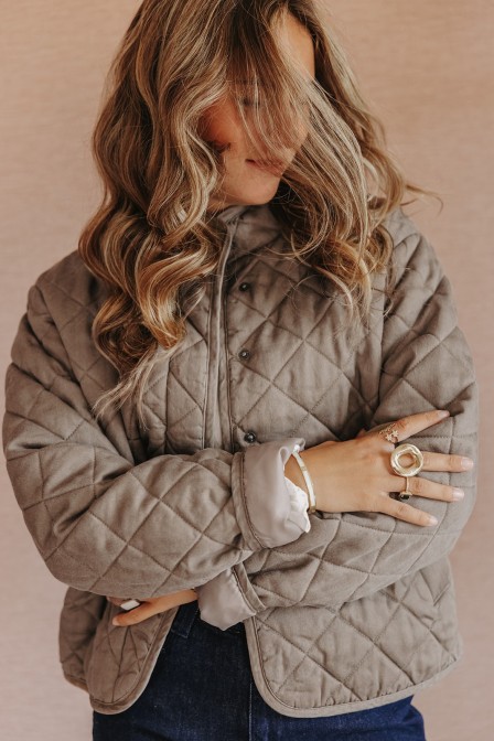 Femme avec une veste.